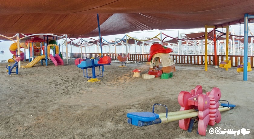 محوطه بازی کودکان در ساحل